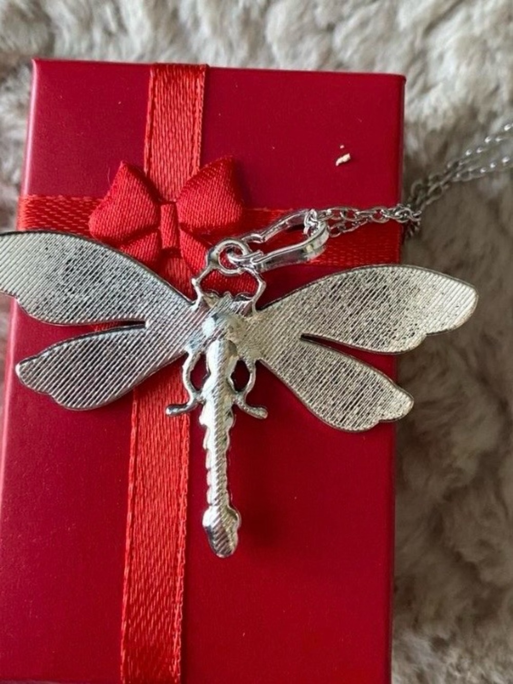 🌸 Dragonfly Pendant Necklace in Pink and Red - Picture 4 of 7